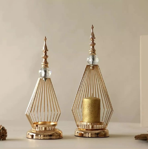 Par de portavelas altos de alambre dorado con diseño geométrico y remates de cristal. Accesorios de lujo disponibles a precios de mayorista. - Product Image 1