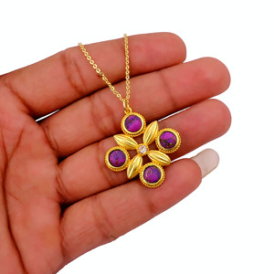 Collier Pendentif Trèfle Floral Vintage en Laiton Plaqué Or avec Turquoise Mohave Violette, Design Floral Élégant et Délicat Fait Main - Product Image 3