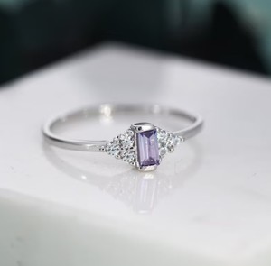 Anillo de Plata de Ley con Circonitas Cúbicas Lila de Inspiración Vintage, Anillo Baguette en Plata o Oro, Delicado Anillo con Zafiro - Product Image 3