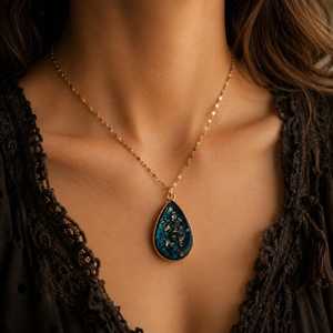 Collar Relicario del Océano Místico |   Colgante de Resina Azul Intenso |   Cadena de Serpiente con Cuentas para Mujer |   Joyería de Moda Hecha a Mano para Bodas y Fiestas - Product Image 1