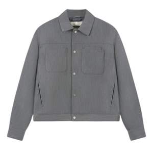 Chaqueta Entallada con Bolsillo de Parche para Hombre en Gris con Diseño Moderno y Tela de Alta Calidad, Detalles Elegantes con Botones - Product Image 1