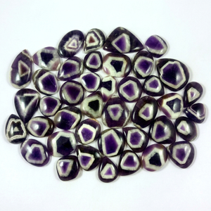 Venta al por mayor de piedras preciosas sueltas de amatista en forma de chevron, disponibles junto con piedras cabujón de alta calidad para la fabricación de joyas. - Product Image 1