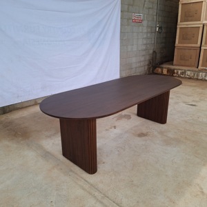 Table à manger ovale en bois massif de luxe moderne avec base cannelée élégante, meubles sur mesure d'Indonésie - Product Image 6