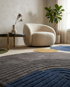 Tapis en laine tufté à la main, à poils bicolores, style abstrait mi-siècle, gris anthracite, bleu marine, jaune moutarde, grand format pour salon, design de créateur - Product Image 2