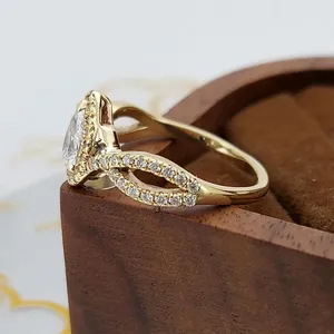 Elegante Anillo de Oro Amarillo con Diamante Corte Pera y Piedras Laterales, Anillo de Compromiso Atemporal para Mujer con Brillo Radiante y Diseño de Lujo - Product Image 3