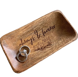 Bandeja de joyería rectangular de madera personalizada, organizador de recuerdos grabado, bandeja para anillos, regalos para tocador y decoración del hogar - Product Image 1
