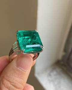 Anillo de Compromiso Rosy Jewelry de Plata de Ley S925 con Esmeralda Cz 8a, Circonita Cúbica Ovalada Tipo Ice Crush, Diamante Verde, Estilo Cojín - Product Image 4