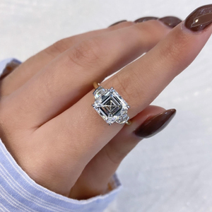 Bague de fiançailles en diamant de laboratoire taille Asscher en or 14 carats certifiée IGI, classique pour femme avec deux pierres latérales taille Cadillac de 0,63 carat - Product Image 3