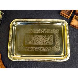 Superficie metálica brillante de una bandeja de servir de latón en tono cálido que realza la estética de la mesa, increíbles detalles nuevos para la comedor. - Product Image 1