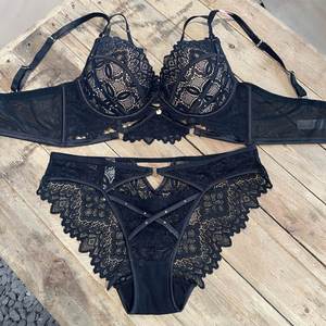 Ensemble de lingerie féminine : Soutien-gorge à armatures col en V, culotte shorty en dentelle, bonnets couvrants, style français, motif floral, sexy, confortable, sportif - Product Image 3