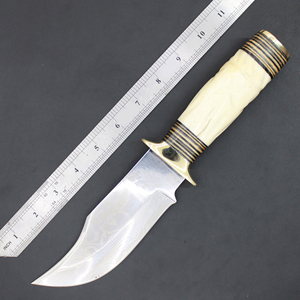 Couteaux de chasse fabriqués avec une construction en acier robuste et un étui pratique pour un transport quotidien lors de vos sorties en plein air - Product Image 1