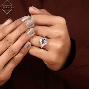 Bague de fiançailles en or jaune avec trois diamants taille émeraude et pierres latérales taille triligne, bijoux de luxe pour mariée, fournisseur - Product Image 5