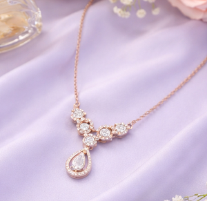 สร้อยคอจี้รูปผีเสื้อประดับเพชรสามเม็ดทรงวงแหวน ทองคำขาว 14K สุดหรู เครื่องประดับชั้นดีสำหรับผู้หญิง ของขวัญวันครบรอบ รุ่นใหม่ล่าสุด - Product Image 2