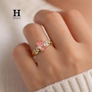 แหวนหมั้นเพชรรูปไข่สีชมพูทรงหรูหรา 14K ทองคำขาว ประดับเพชรแบบไม่สมมาตรด้านข้าง - Product Image 4