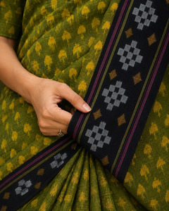 Magnifique Saree en Coton et Soie Tissé à la Main Vert Olive et Noir, Bordure Ikat Sambalpuri, Style Traditionnel Indien pour Fêtes et Mariages - Product Image 4