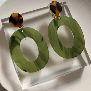 Boucles d'oreilles en résine faites à la main, écologiques et élégantes, finition brillante, design traditionnel, durables, mode de luxe par des artisans expérimentés - Product Image 6