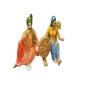 Figuras de Madera de Hombre y Mujer con Hookah, Estilo Punjabi, de Delhi, India, por Shobha Jain Impex - Product Image 1