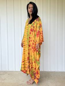 Vestido Kaftán Tie Dye Amarillo, Rojo y Verde con Botones Delanteros para Playa, Resort o Salón - Product Image 5