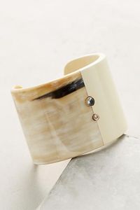 Bracelet manchette contemporain en corne de buffle, fait main, bijoux en matériaux naturels pour femmes, à porter pour les occasions spéciales - Product Image 2