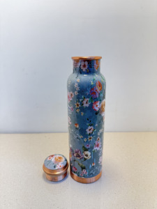 Botella de Agua de Cobre Puro con Estampado Floral Azul Pizarra Premium, 1000 ml, Diseño de Flores Estilo Cottage Inglés, Botella Metálica a Prueba de Fugas - Product Image 5