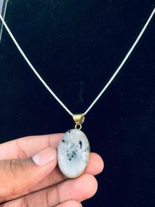 Lote al por mayor de collares hechos a mano con engaste de bisel para mujer, con colgante de piedra lunar natural arcoíris y dijes, hechos a mano. - Product Image 3