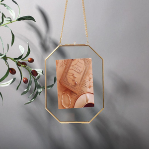 Cadre photo suspendu en verre transparent avec bordure en laiton de forme octogonale, décoration de fleurs pressées, finition dorée, prix le plus bas, décoration pour la maison - Product Image 1