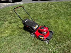 เครื่องตัดหญ้าแบบใช้น้ำมันเบนซินยี่ห้อ Troy Bilt ขนาด 21 นิ้ว เครื่องยนต์ 140 ซีซี ขับเคลื่อนล้อหน้า สีแดงและสีดำ - Product Image 6