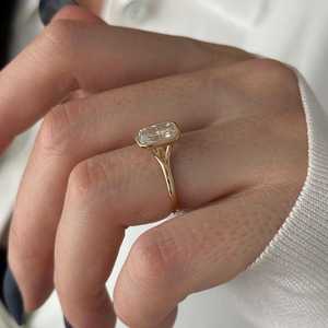 Bague de fiançailles en or 18 carats à double sangle, sertie de diamants de laboratoire en forme de coussin allongé de 2 carats, style Art Déco, certifiée IGI - Product Image 2