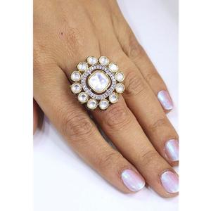 Éclat Étonnant : Bague de Mariage Ajustable Tendance pour Femme en Laiton Plaqué Or de Qualité Supérieure avec Pierre Moissanite Effet Diamant - Product Image 1