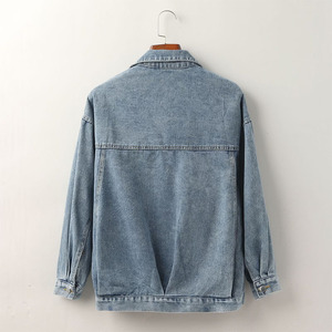 Veste en jean tendance pour femme, couleur gris, poche poitrine, col rabattu, fermeture boutonnée à pression, veste en denim pour femme - Product Image 3