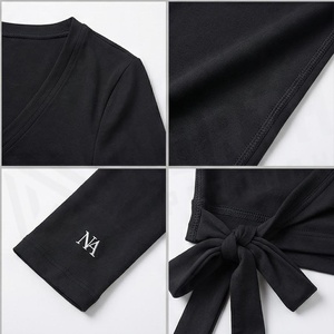 Haut court noir à manches longues et col en V profond, style North Approach, avec détail à nouer et logo sur la manche - Product Image 4