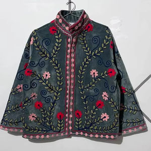 Veste en velours vert Suzani faite à la main, motif floral brodé, manteau bohème - Product Image 1