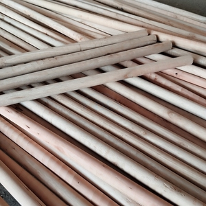 Palos de Escoba de Madera de Eucalipto Natural Hechos en Hanói, Económicos, Duraderos, Ligeros y Ecológicos, para Exteriores - Product Image 2