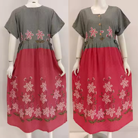 Vestido Diario Sencillo de la SERIE CHIBI de Chrysanta Indonesia, Daster Tradicional con Motivo Floral, Cuello Cuadrado, Largo Midi