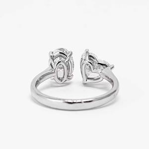 Anillo de Compromiso de Lujo en Oro Blanco de 14K con Diamantes Cultivados en Laboratorio de 2ct en Forma de Corazón y Ovalados en un Elegante y Moderno Diseño Bypass - Product Image 4