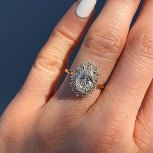 Anillo de Compromiso con Diamante Ovalado Cultivado en Laboratorio de 2.65CT, Certificado IGI, VVS2, Color F, Oro de 14K con Baño de Rodio - Product Image 4