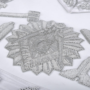 Delantal de Masón de Primera Calidad con Bordado de Hilos Plateados de la Logia Azul, con Pilares y Herramientas. Fabricante Confiable de Delantales Masónicos - Product Image 6