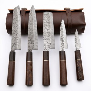 Ensemble de couteaux de chef en acier Damas de style japonais, 5 pièces, forgés à la main, manche en résine, couteaux pour droitiers - Product Image 1