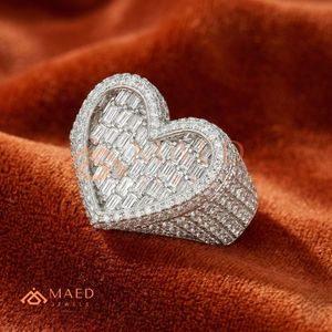 Anillo de Plata con Corazón para Hombre – Joyería de Lujo Estilo Hip Hop con Centro de Baguette – Anillo de Declaración "Corazón Congelado" – Acabado en Plata - Product Image 3