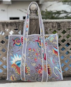 Sac à bandoulière matelassé en coton imprimé de luxe pour femmes, avec texture douce et élégante sangle à chaîne - Product Image 2