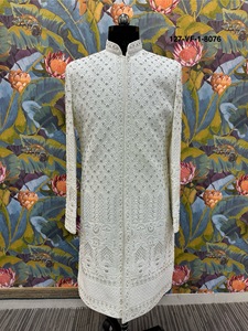 Traje de Novio Imperial Palace Border White Divine Touch Sherwani con Relieve 3D y Cuentas Plateadas - Product Image 2