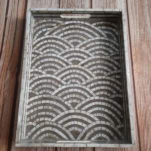 Plateaux en nacre de qualité supérieure, conçus pour servir des boissons, ranger des bijoux et présenter des objets sur une table de manière sophistiquée - Product Image 1