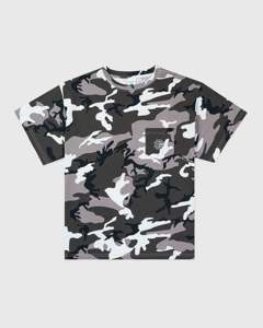 เสื้อยืดเจอร์ซีย์แขนสั้นผู้ชายลายพรางสีชมพูพร้อมกระเป๋าด้านหน้าและโลโก้ - Product Image 3