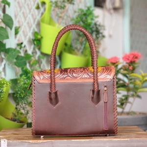 Sac fourre-tout bohème en cuir véritable, couleur unie, avec lettres/chaînes décoratives, antivol, portable, toutes saisons, fermeture à fermoir, pour la plage et le quotidien - Product Image 3