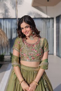 Ensemble Lehenga Choli en soie Fendy de qualité supérieure pour femmes avec broderie multi-fils et dupatta de créateur - Product Image 4