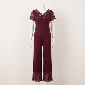Ensemble de détente 1 pièce en satin pour femme, col en V, manches courtes, bordure en dentelle, pantalon longueur cheville, couleur unie, coupe classique, tenue d'hiver 100% - Product Image 1