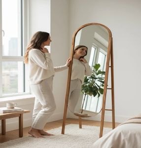 Miroir sur pied moderne minimaliste arqué pleine longueur, sur un chevalet en bois, disponible à prix de gros. - Product Image 1
