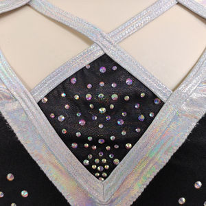 Uniforme de porristas para niños de poliéster y spandex con estampado por transferencia térmica, negro y dorado, para baile y espectáculos. - Product Image 2