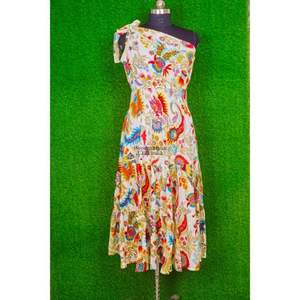 ชุดเดรสวินเทจผ้าฝ้ายหวานๆ คอปกผ้าลูกไม้แบบไหล่เดียว ยาวคลุมเท้า สไตล์สำหรับใส่ทำงาน ใส่เดินเล่น แนวโกธิค โบโฮ ไซส์พลัส - Product Image 1