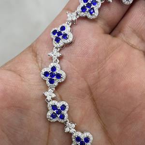 Bracelet délicat en argent plaqué or avec pierres précieuses Moissanite, motif trèfle bleu, cadeau tendance pour elle - Product Image 1